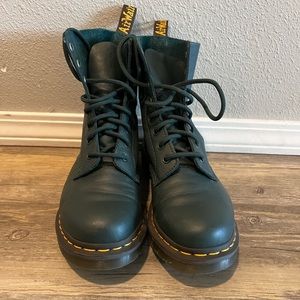 Like new Dr. Martens. Forrest green, classic combat boot.